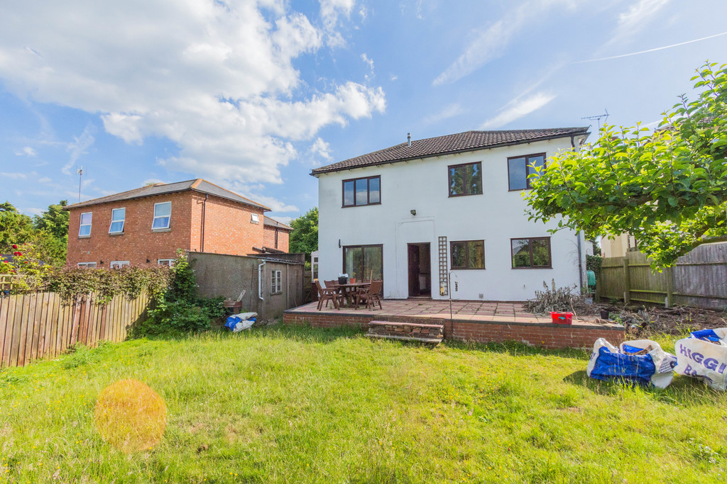 4 bedroom property for sale in Finedon Road, Irthlingborough, NN9 5UB