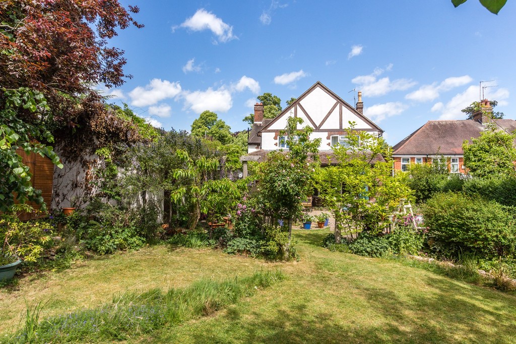 4 bedroom property for sale in Wellingborough Road, Rushden, NN10 6BB