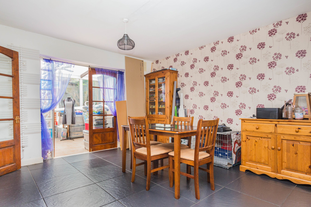 3 bedroom property for sale in Churchill Avenue, Irthlingborough, NN9 5XH