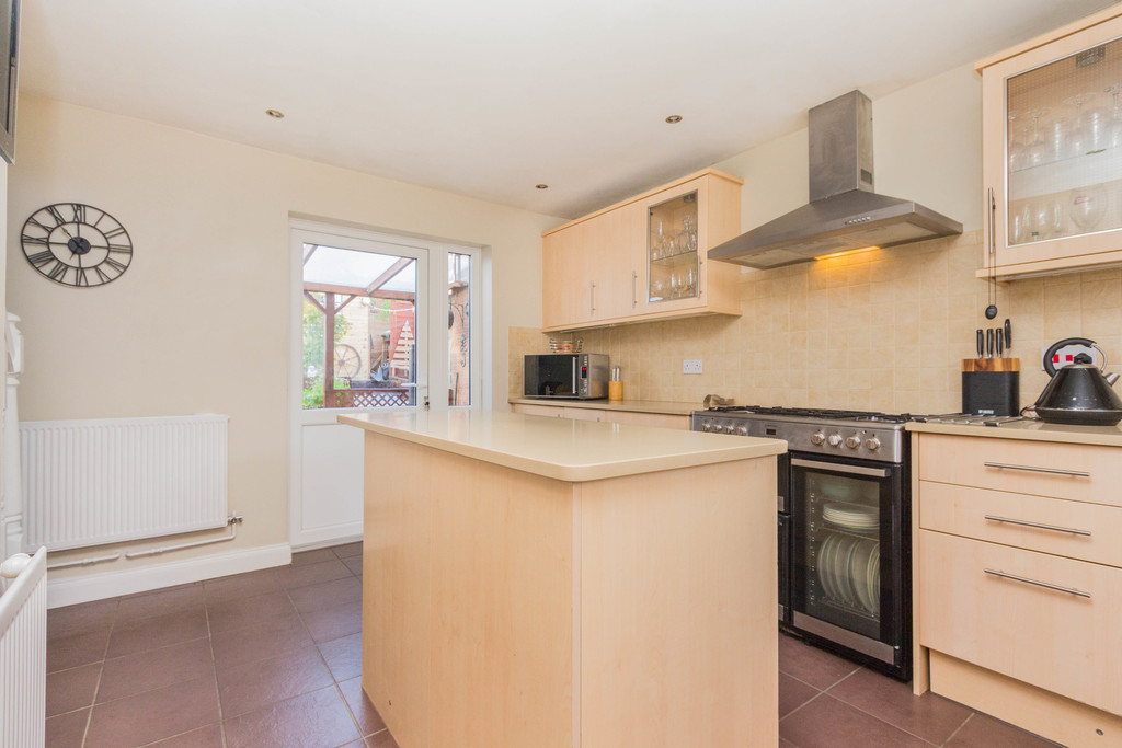 3 bedroom property for sale in Cross Way, Irthlingborough, NN9 5RR