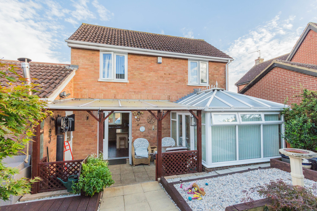 3 bedroom property for sale in Cross Way, Irthlingborough, NN9 5RR