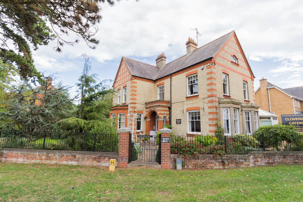 5 bedroom property for sale in Irthlingborough Road, Finedon, NN9 5EH