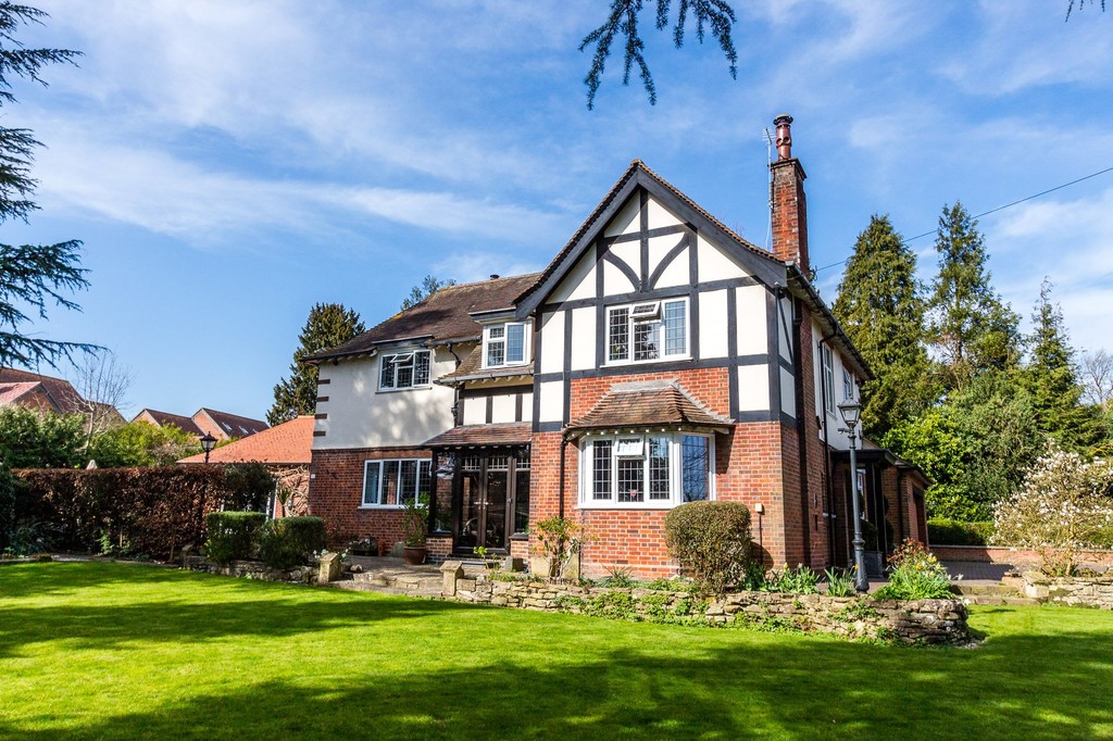 4 bedroom property for sale in Wellingborough Road, Rushden, NN10 6BB