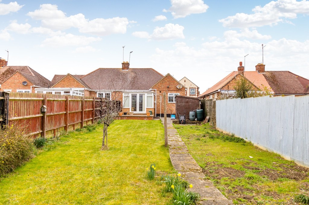 2 bedroom property for sale in St. Margarets Avenue, Rushden, NN10 9PW