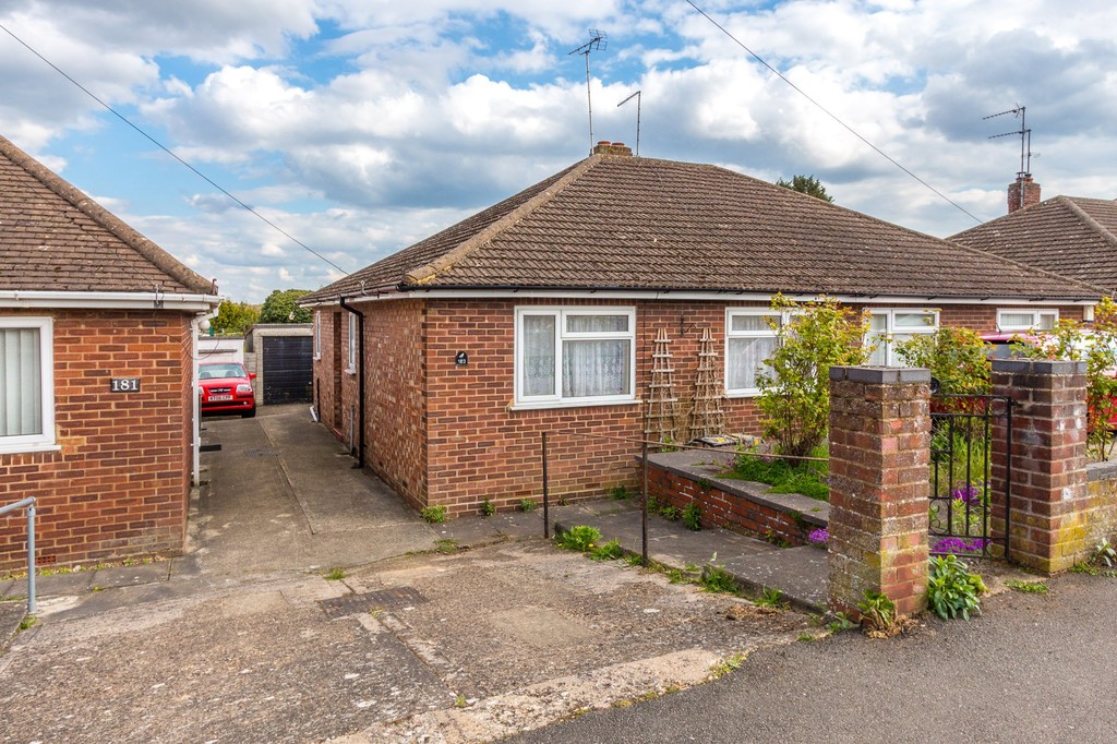 2 bedroom property for sale in St. Margarets Avenue, Rushden, NN10 9PN