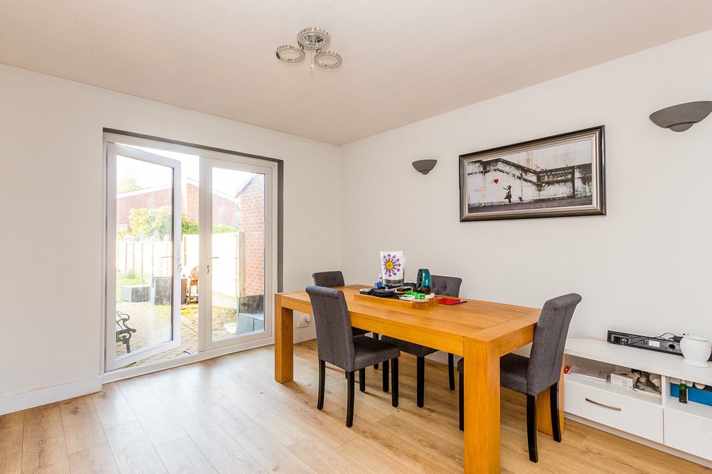 3 bedroom property for sale in Talbot Road, Rushden, NN10 9NS