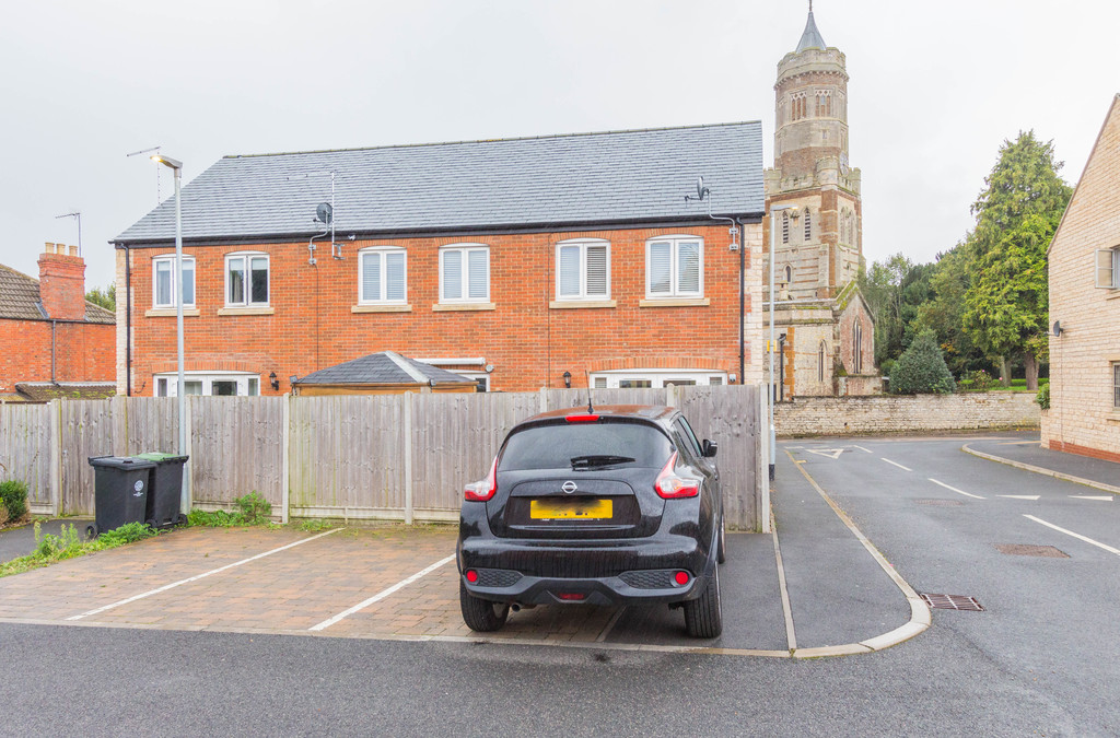 2 bedroom property for sale in Church Street, Irthlingborough, NN9 5FR