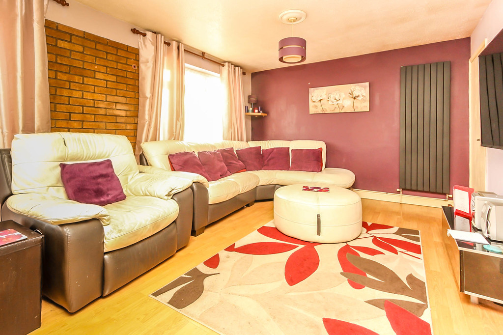 3 bedroom property for sale in Fallowfield, Wellingborough, NN9 5YZ