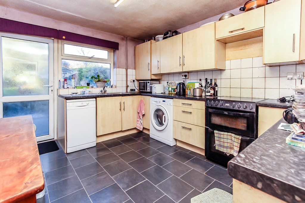 3 bedroom property for sale in Fallowfield, Wellingborough, NN9 5YZ
