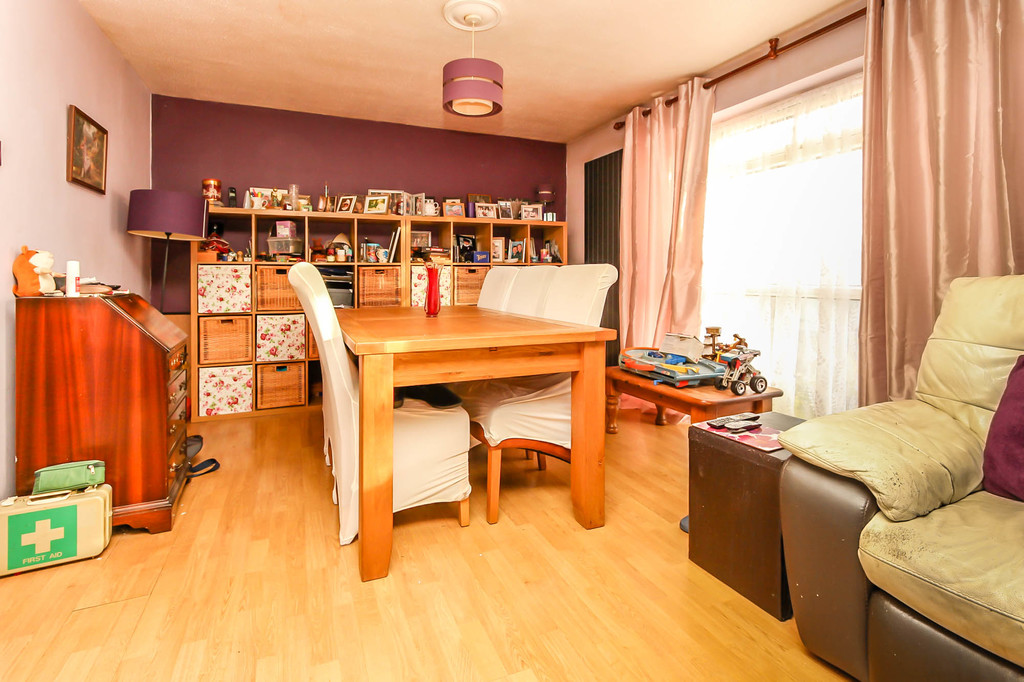 3 bedroom property for sale in Fallowfield, Wellingborough, NN9 5YZ