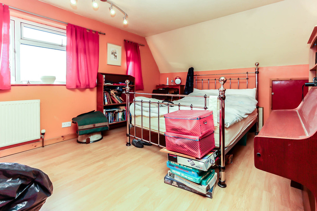 3 bedroom property for sale in Fallowfield, Wellingborough, NN9 5YZ