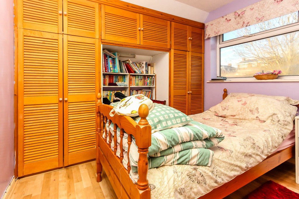 3 bedroom property for sale in Fallowfield, Wellingborough, NN9 5YZ