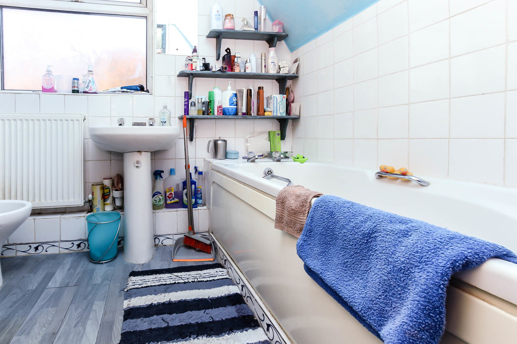 3 bedroom property for sale in Fallowfield, Wellingborough, NN9 5YZ