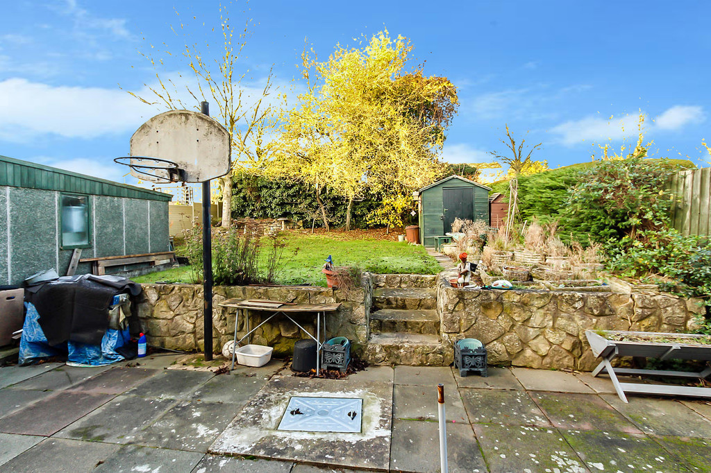 3 bedroom property for sale in Fallowfield, Wellingborough, NN9 5YZ