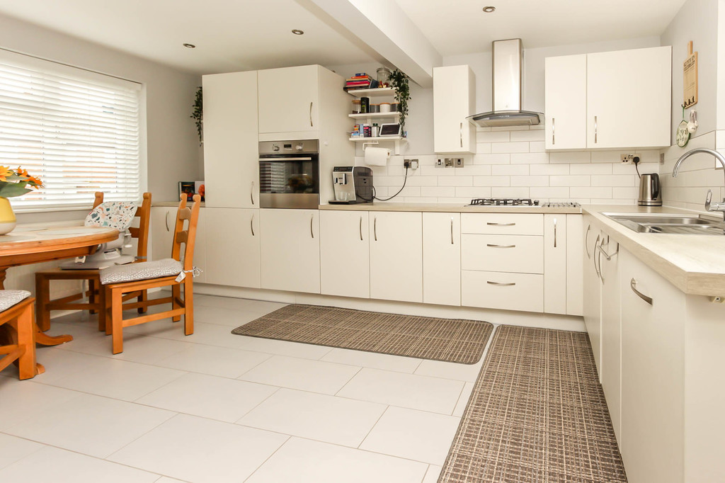 2 bedroom property for sale in Baker Crescent, Irchester, NN29 7BB