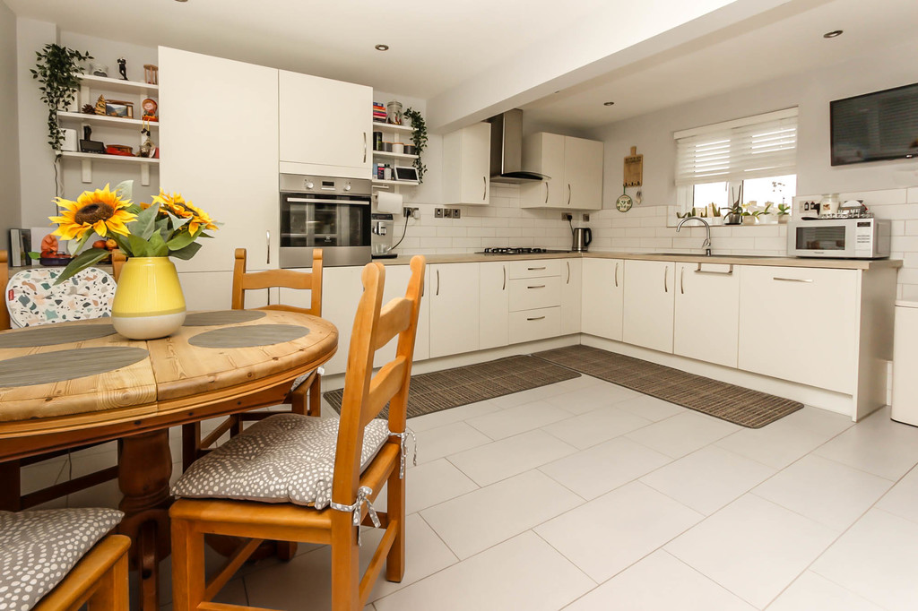 2 bedroom property for sale in Baker Crescent, Irchester, NN29 7BB