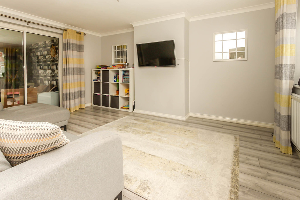 2 bedroom property for sale in Baker Crescent, Irchester, NN29 7BB