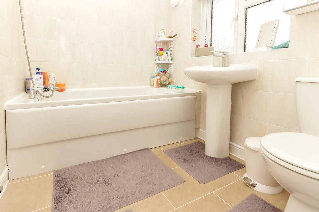 2 bedroom property for sale in Baker Crescent, Irchester, NN29 7BB