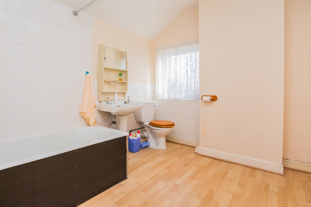 2 bedroom property for sale in High Street, Irthlingborough, NN9 5PU