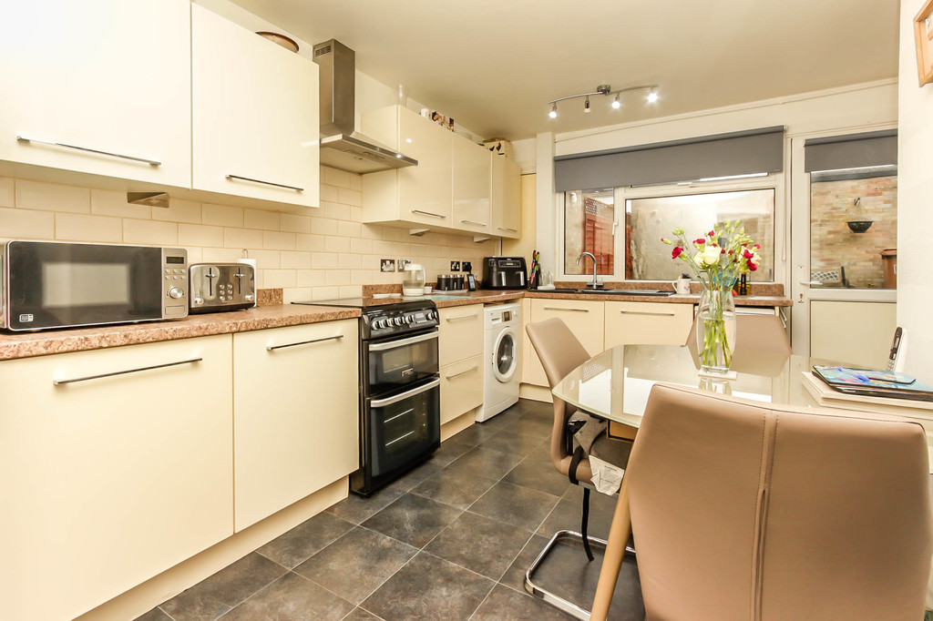 3 bedroom property for sale in Queensway, Wellingborough, NN8 3TG