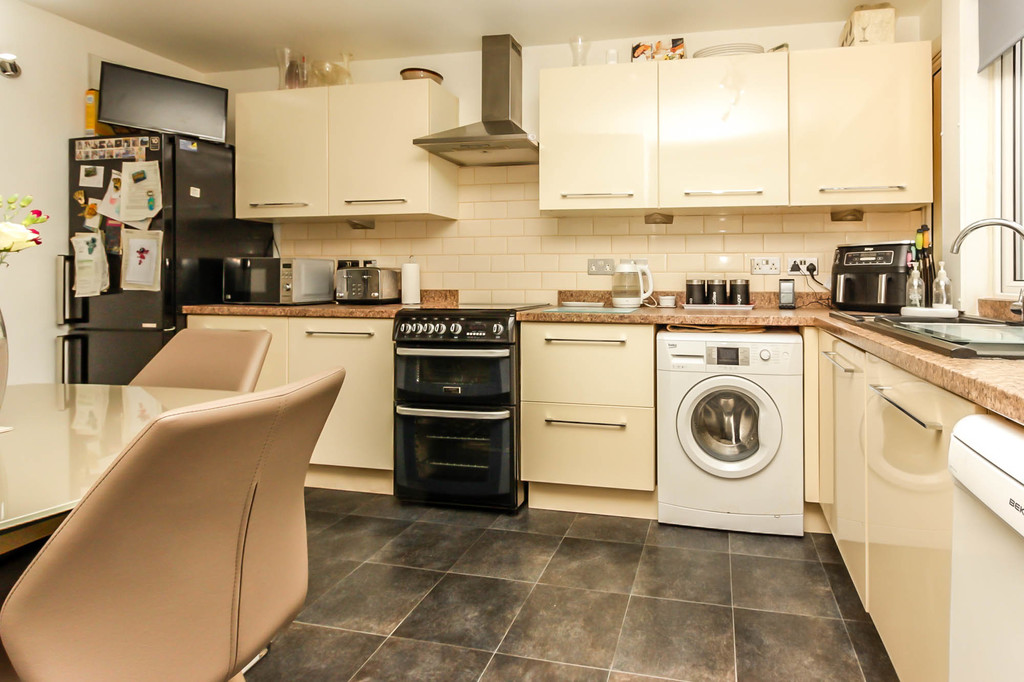 3 bedroom property for sale in Queensway, Wellingborough, NN8 3TG