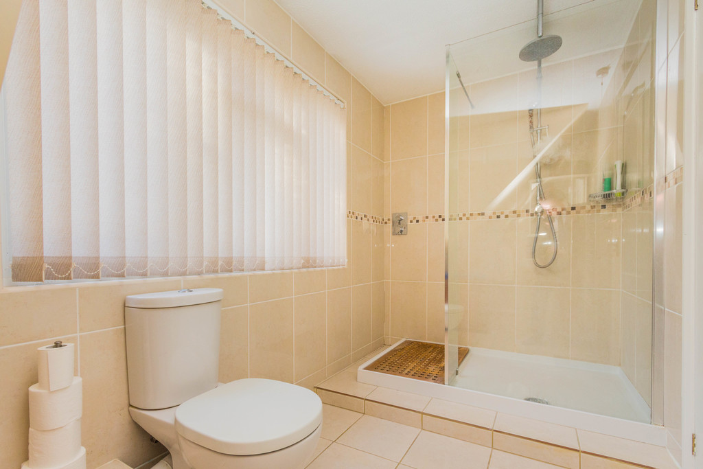 5 bedroom property for sale in Holly Walk, Finedon, NN9 5NJ