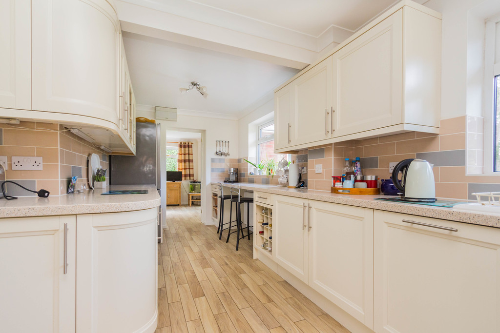 5 bedroom property for sale in Holly Walk, Finedon, NN9 5NJ