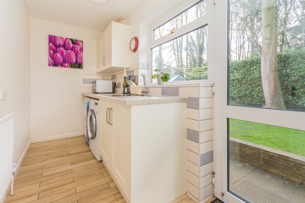 5 bedroom property for sale in Holly Walk, Finedon, NN9 5NJ