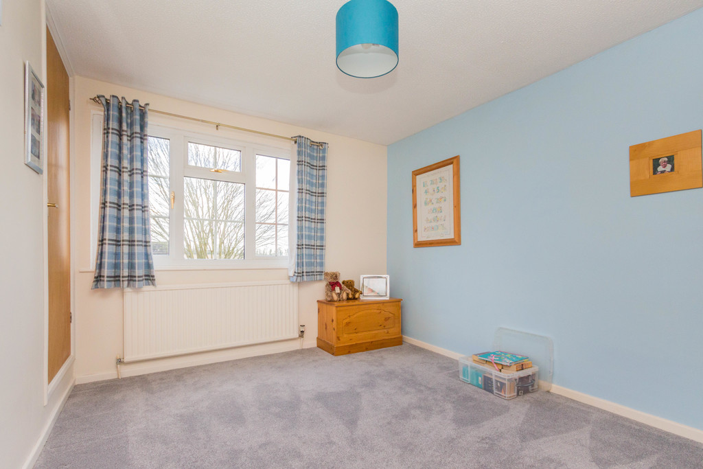 5 bedroom property for sale in Holly Walk, Finedon, NN9 5NJ