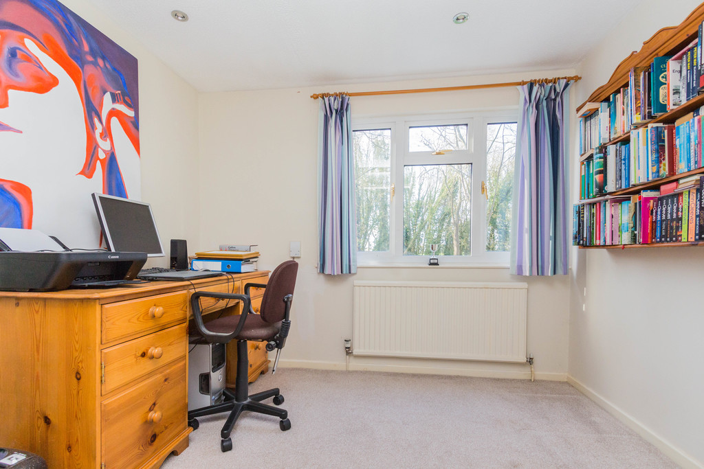 5 bedroom property for sale in Holly Walk, Finedon, NN9 5NJ