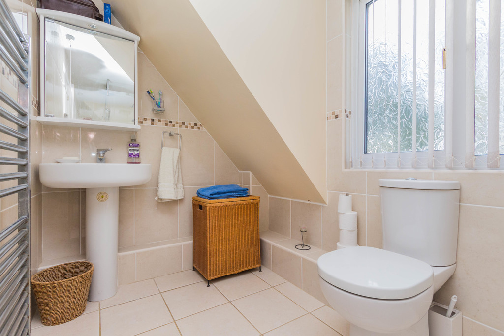 5 bedroom property for sale in Holly Walk, Finedon, NN9 5NJ