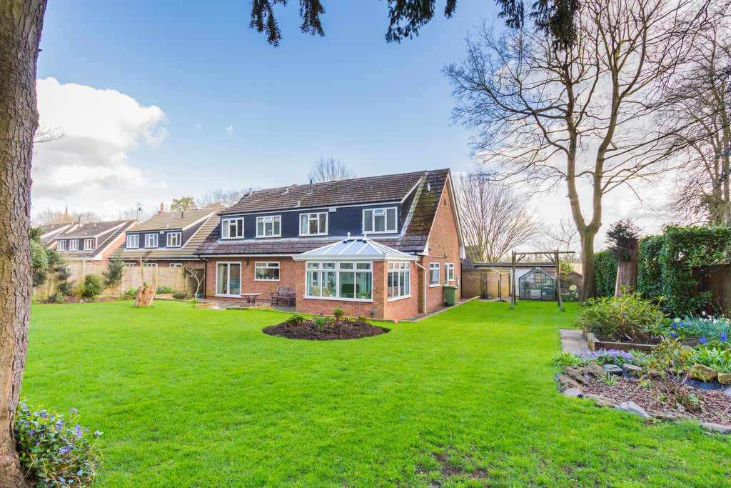 5 bedroom property for sale in Holly Walk, Finedon, NN9 5NJ