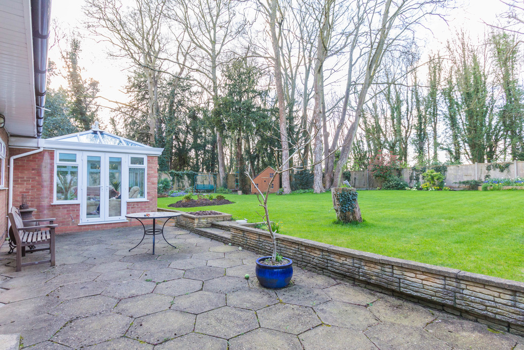 5 bedroom property for sale in Holly Walk, Finedon, NN9 5NJ