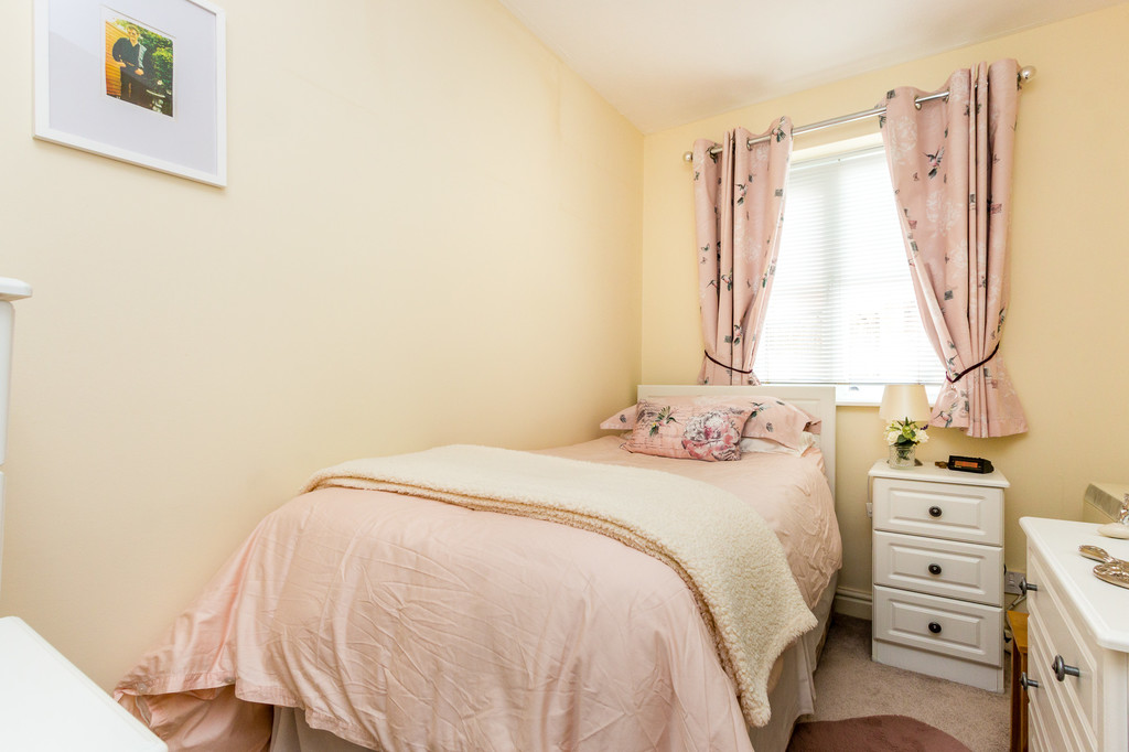 2 bedroom property for sale in Russell Court, Rushden, NN10 0HE