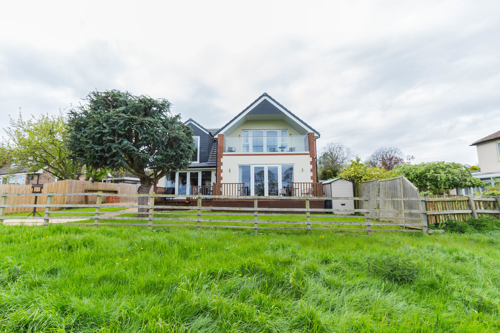 4 bedroom property for sale in Manor Drive, Irthlingborough, NN9 5SL