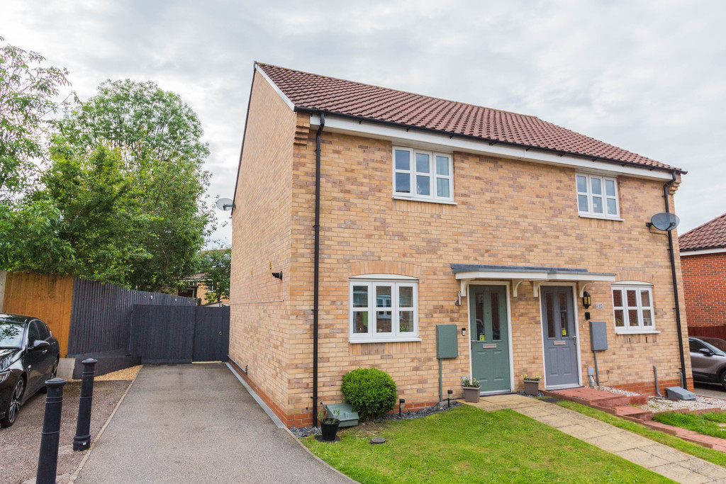 2 bedroom property for sale in Harrington Road, Irthlingborough, NN9 5GP